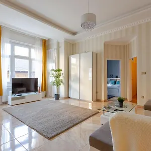 Luxury Downtown By Anna Apartment