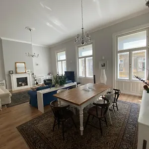 Urban Haven - 3 Beds, 3 Baths, Free Parking, Near Market Apartment